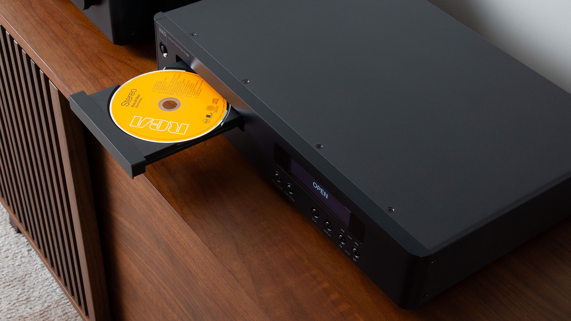 NAD C569 CD-Player mit eingelegter CD