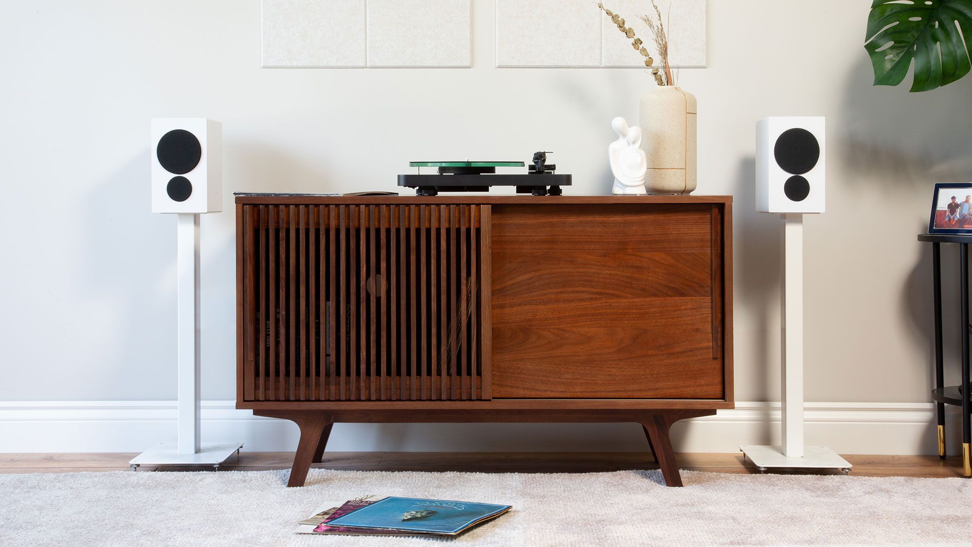 PSB Speakers iQ1 Weiß auf Lautsprecherständern