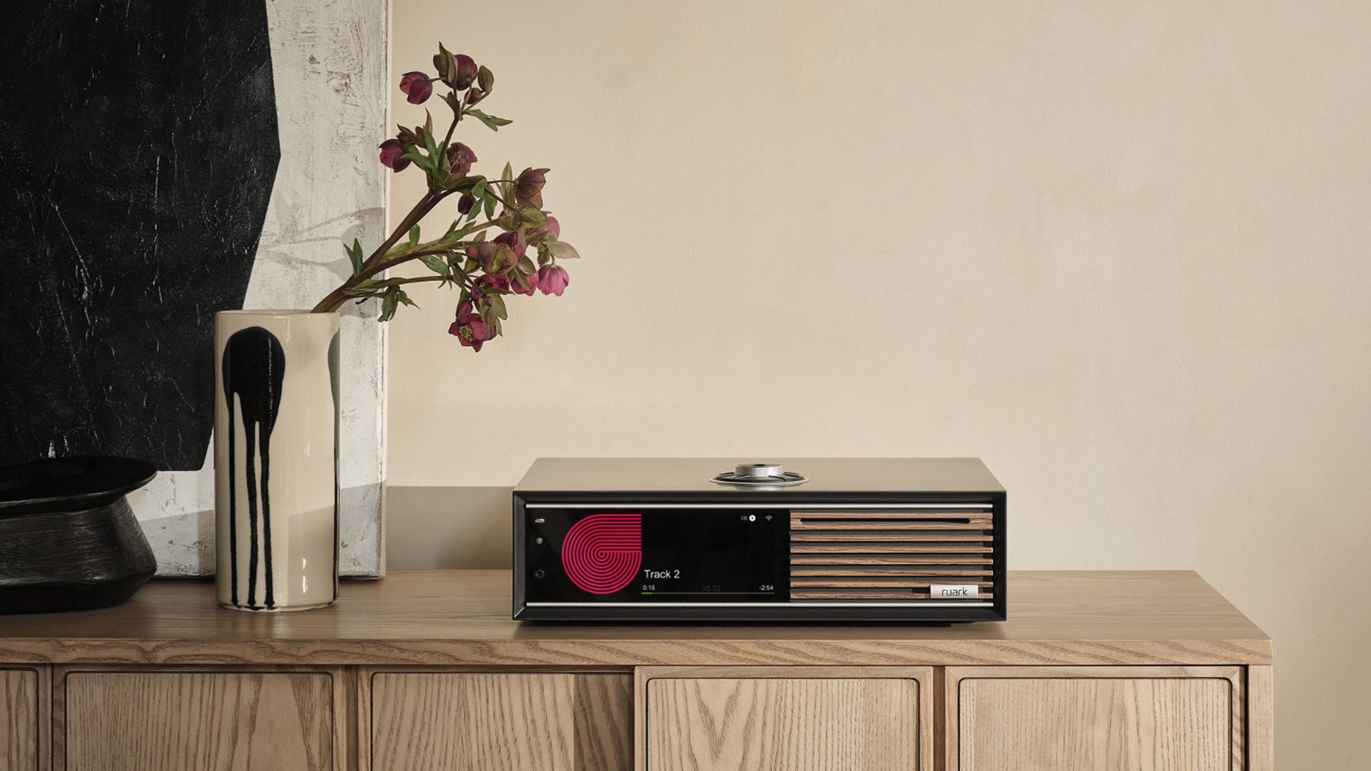 Ruark R710 Anthrazit auf einer Konsole