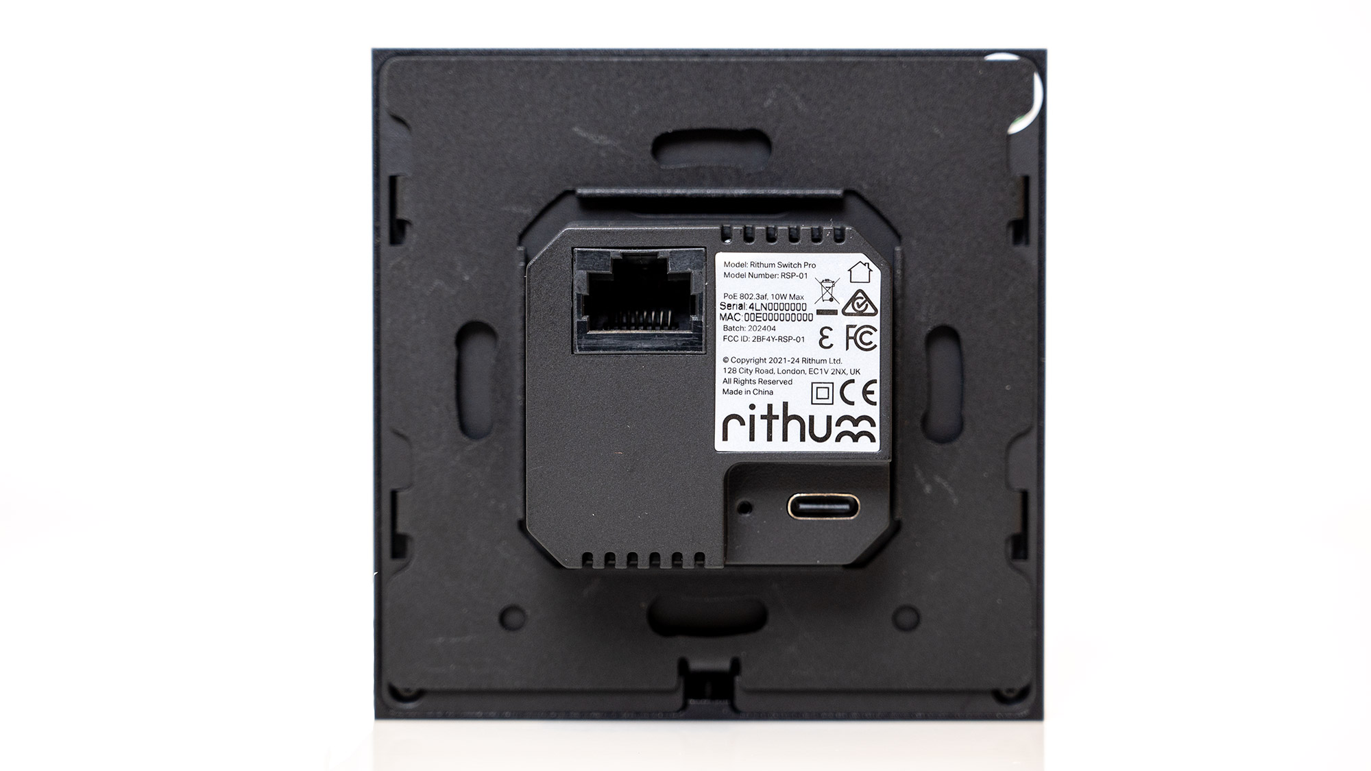 Rithum Switch Pro Rückseite mit Ethernet-Anschluss